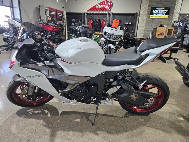 USED 2025 KAWASAKI NINJA ZX6R BASE Image 3