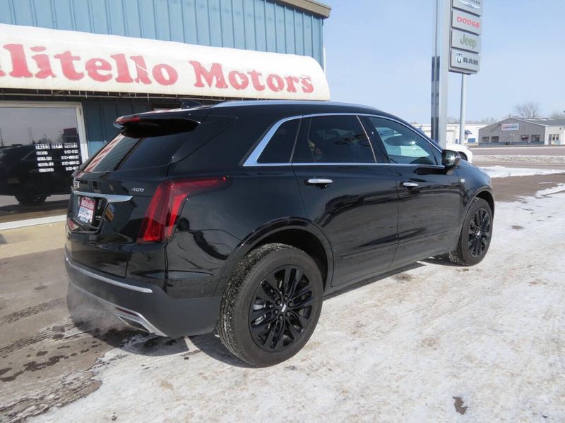 2021 Cadillac XT5 Premium Luxury 4x4 4dr SUVImage 3