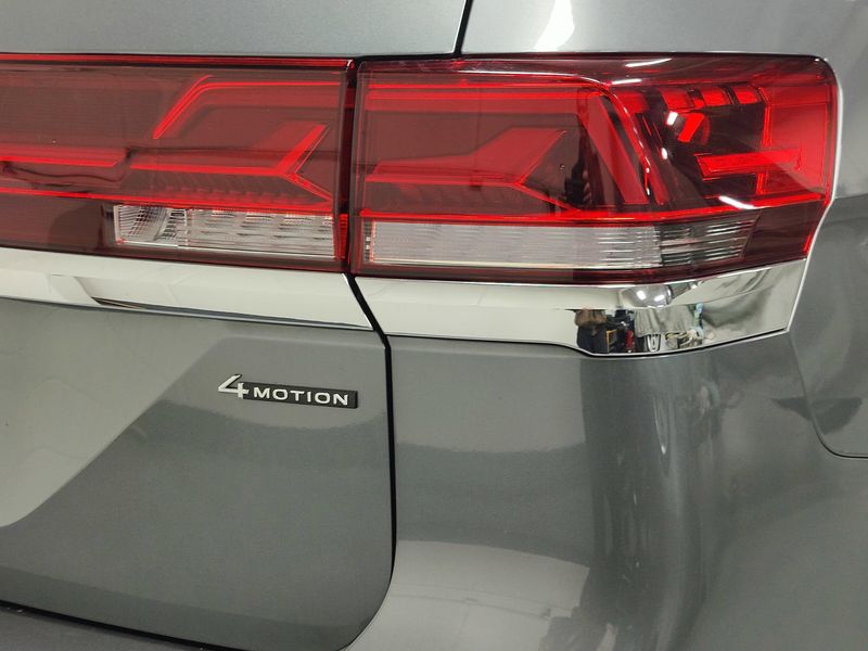 Used 2025 Volkswagen Atlas SE 4-Motion AWDImage 4