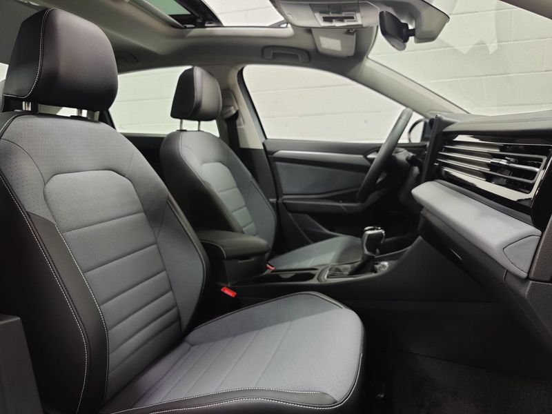Used 2025 Volkswagen Jetta SE w/SunroofImage 4