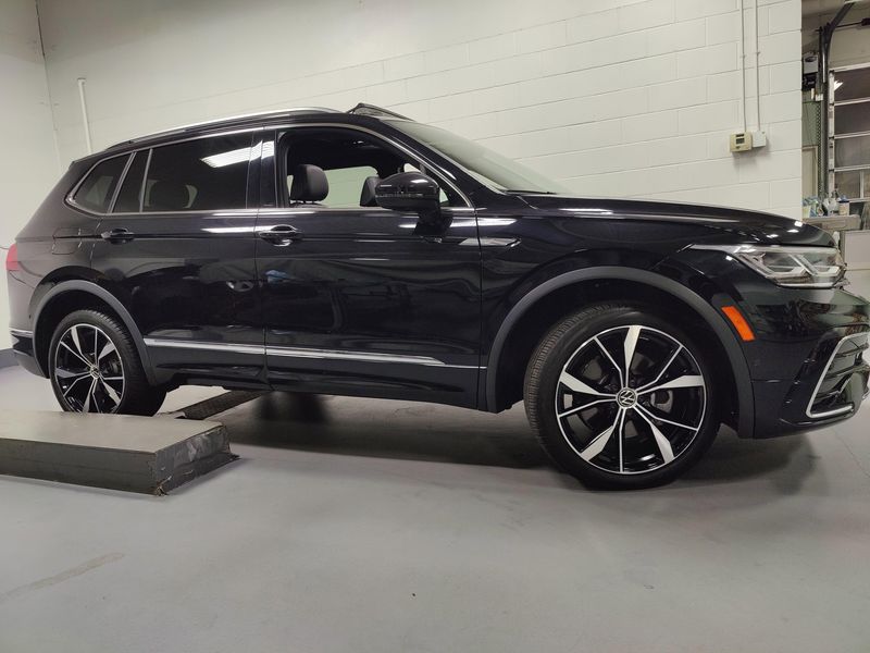 Used 2024 Volkswagen Tiguan AWD SEL R-Line w/Sunroof/NavImage 3