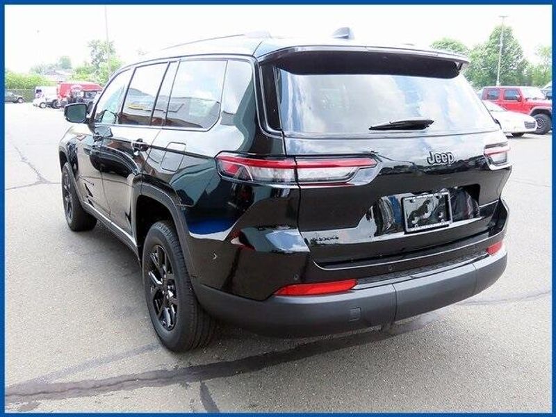New 2025 Jeep Grand Cherokee Altitude XImage 5