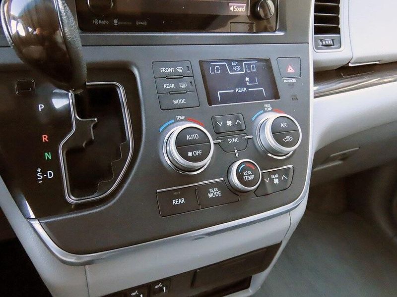 2016 Toyota Sienna LEImage 18