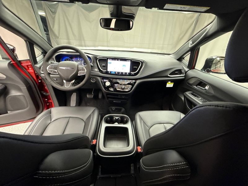 New 2026 Chrysler Pacifica SelectImage 8