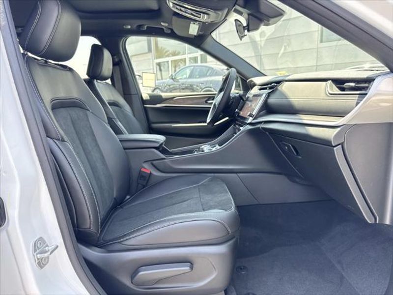 New 2026 Jeep Grand Cherokee Laredo Altitude 4x2