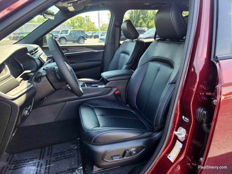 New 2025 Jeep Grand Cherokee Limited 4x4Image 28