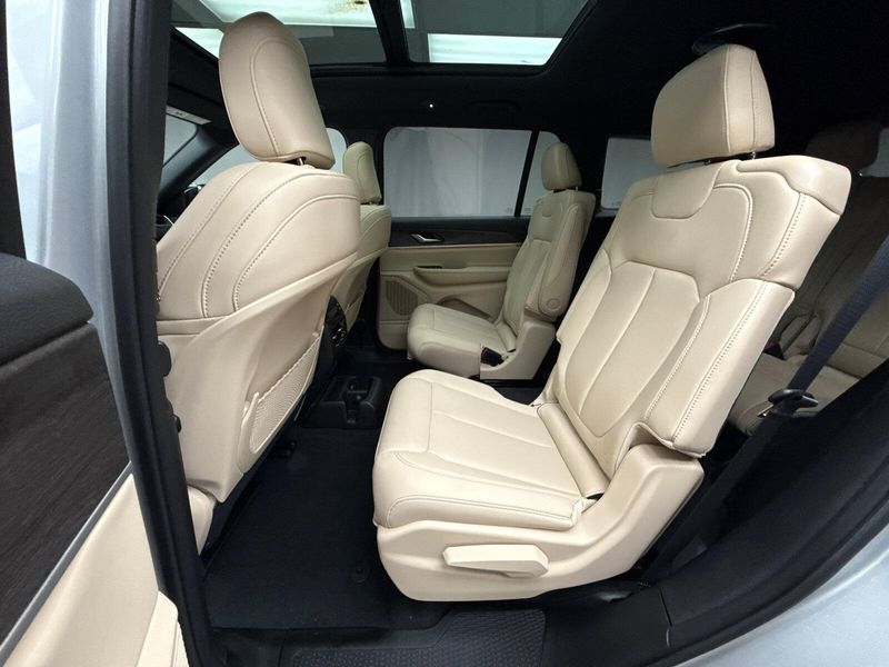 New 2025 Jeep Grand Cherokee L Limited 4x4Image 17