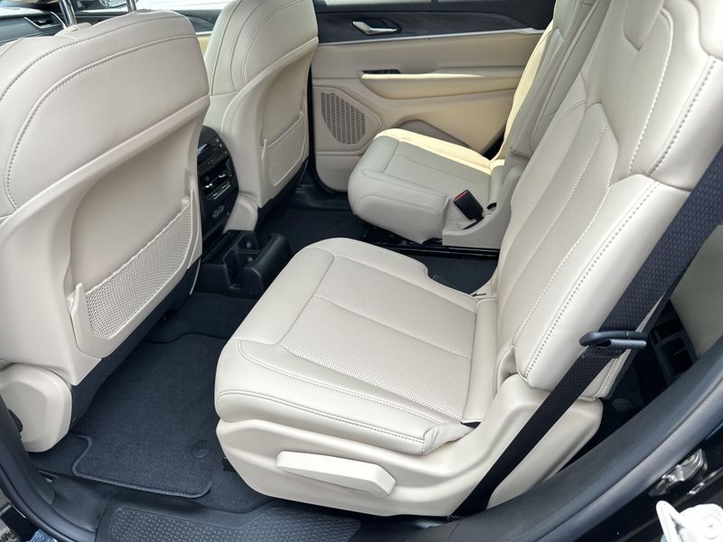 New 2025 Jeep Grand Cherokee L Limited 4x4Image 14