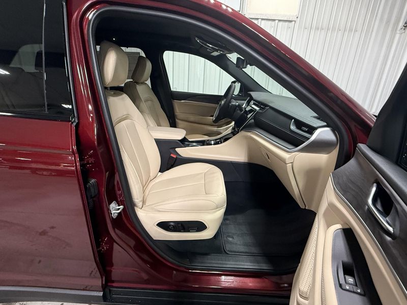 New 2025 Jeep Grand Cherokee Limited 4x4Image 14