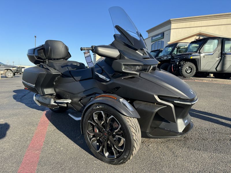 2023 CAN-AM SPYDER RT LIMITED CARBON BLACK DARK in a BLACK exterior color. Family PowerSports (877) 886-1997 familypowersports.com 