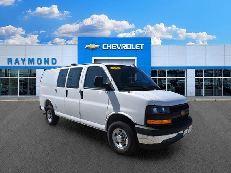 New 2025 Chevrolet Express 3500 Work VanImage 11