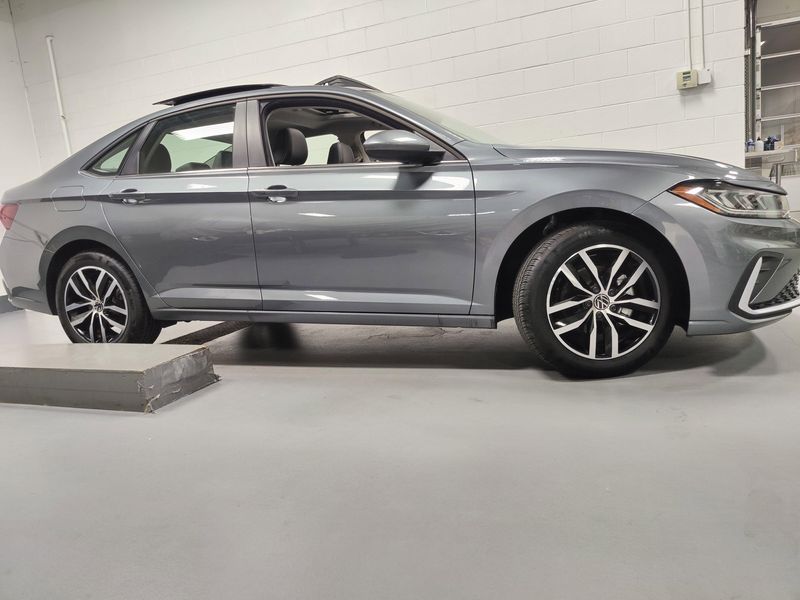 Used 2025 Volkswagen Jetta SE w/SunroofImage 3