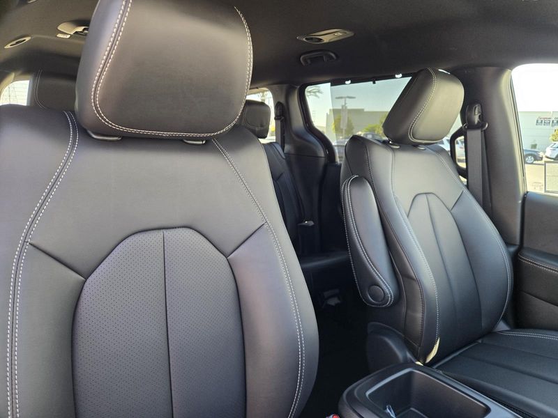 New 2026 Chrysler Pacifica Select FWD