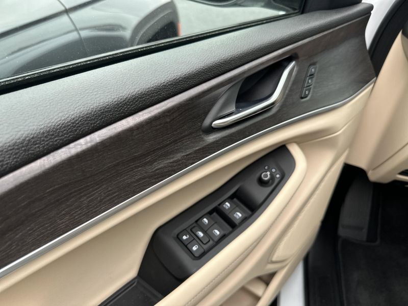 New 2025 Jeep Grand Cherokee L Limited 4x4Image 18