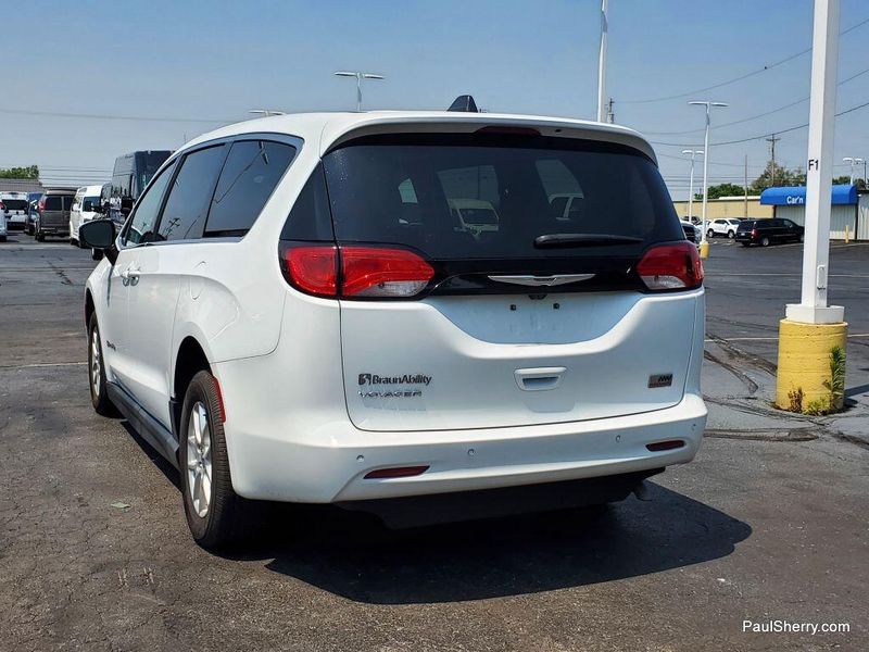 2022 Chrysler Voyager LXImage 4