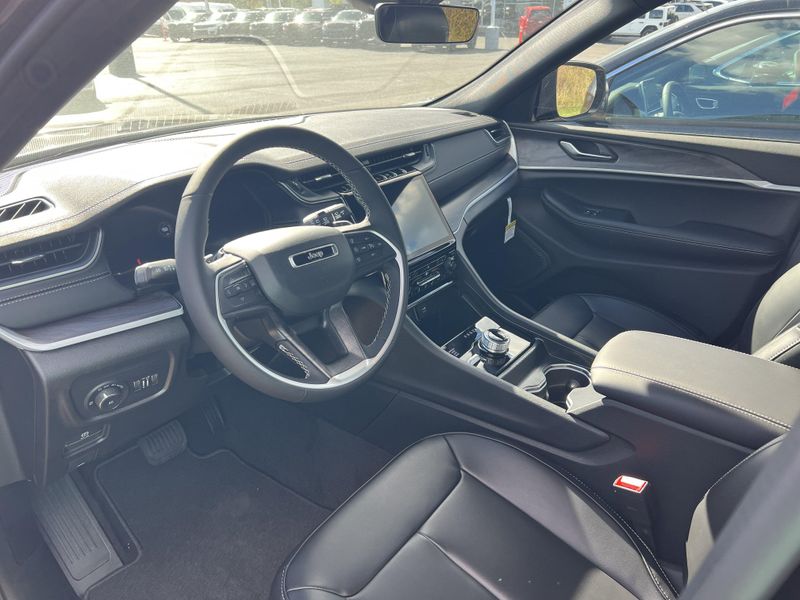 New 2025 Jeep Grand Cherokee Limited 4x4Image 13