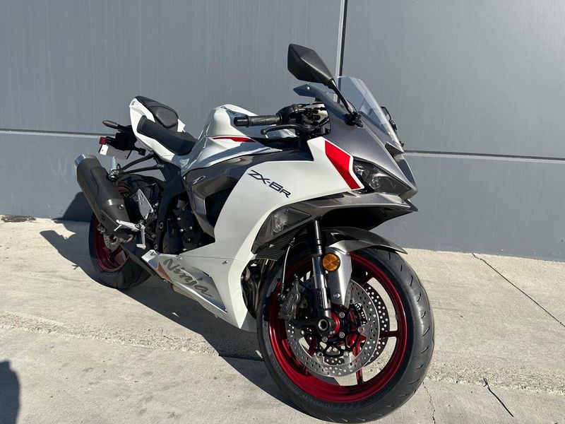 2025 Kawasaki NINJA ZX-6R Image 9
