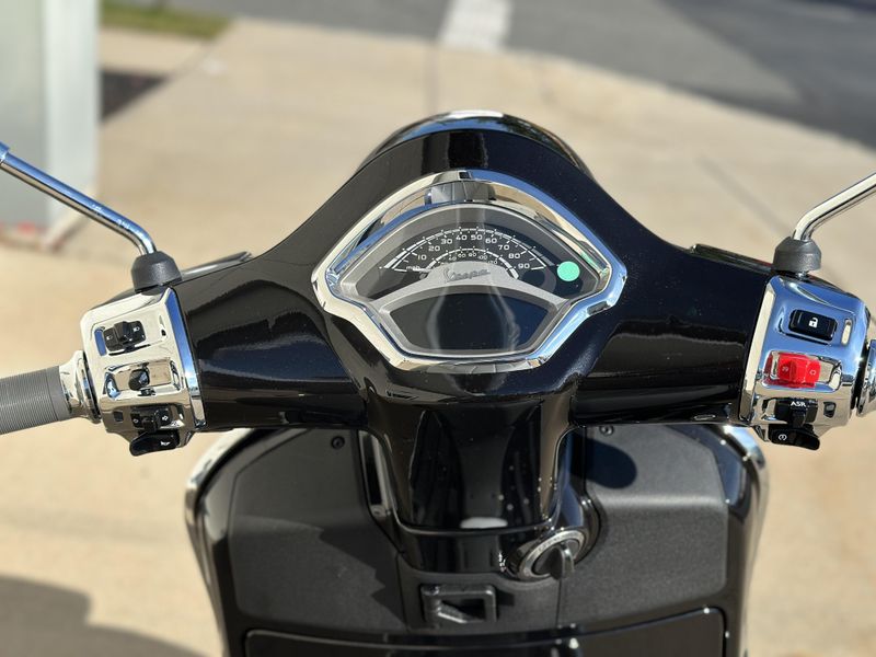 2024 Vespa GTS 300Image 6