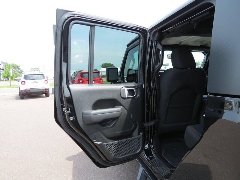Used 2023 Jeep Gladiator Rubicon 4x4 4dr Crew Cab 5.0 ft. SBImage 23