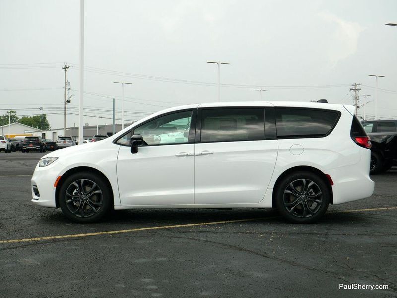 New 2026 Chrysler Pacifica Select