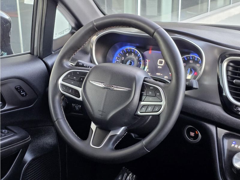 Used 2025 Chrysler Pacifica Select