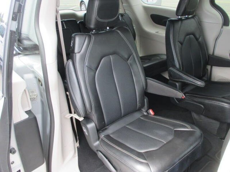 Used 2024 Chrysler Pacifica Touring LImage 27