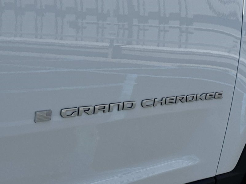 New 2026 Jeep Grand Cherokee Laredo 4x2