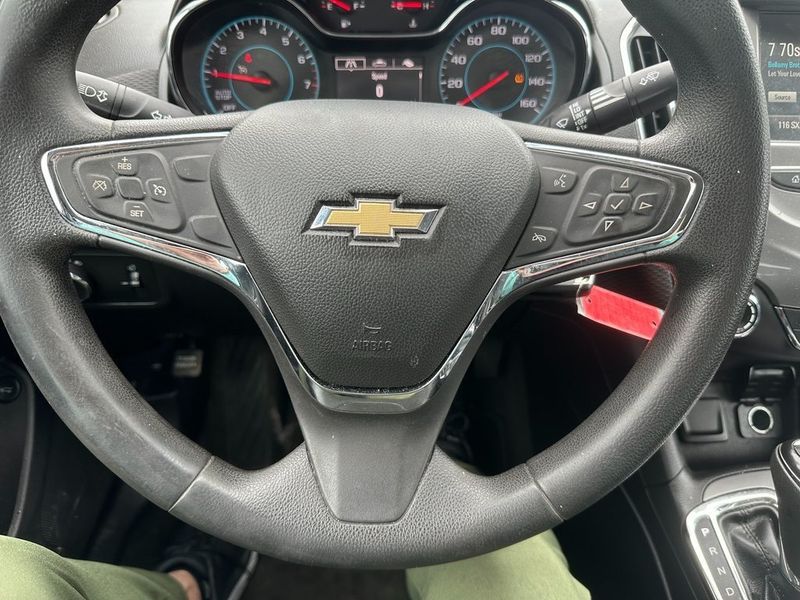 2017 Chevrolet Cruze LTImage 3