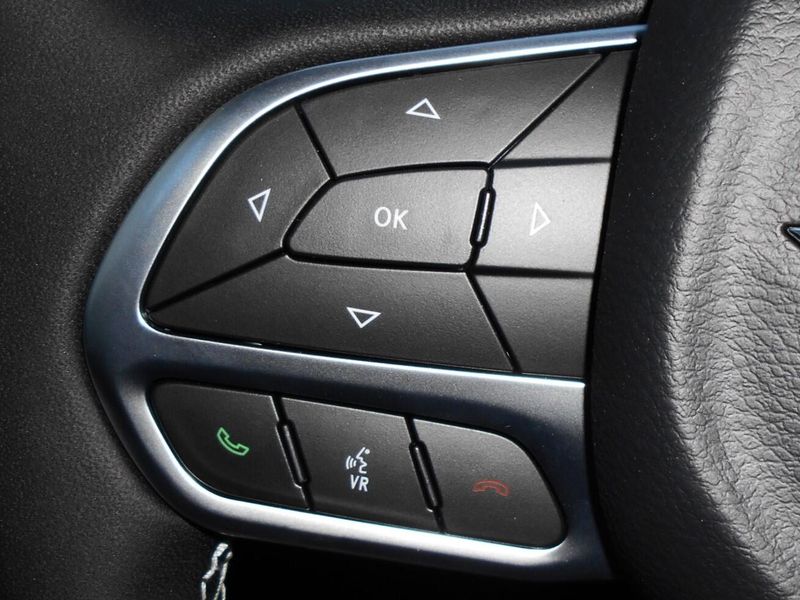 New 2025 Chrysler Voyager LxImage 20