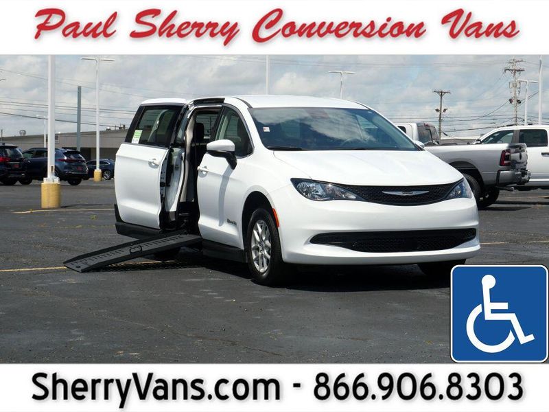 Used 2022 Chrysler Voyager LXImage 1