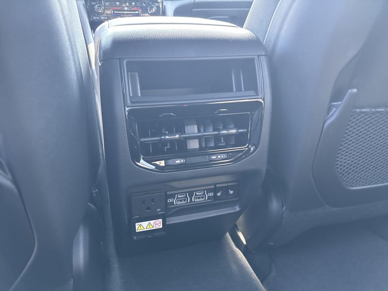 New 2025 Jeep Grand Cherokee Limited 4x4Image 17