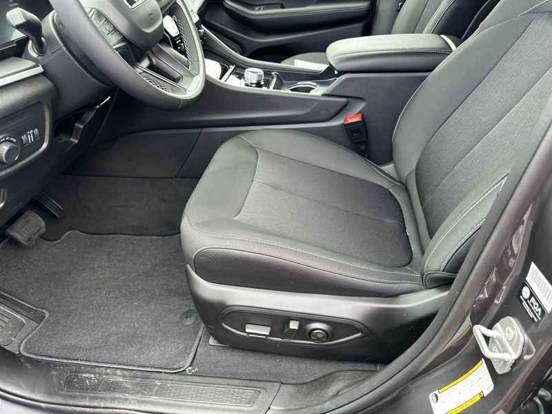 New 2025 Jeep Grand Cherokee Laredo X 4x4Image 20