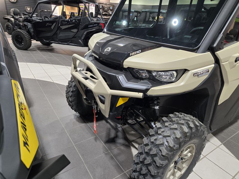 2025 Can-Am DEFENDER MAX LIMITED CAB HD10 DESERT TAN AND STEALTH BLACKImage 4