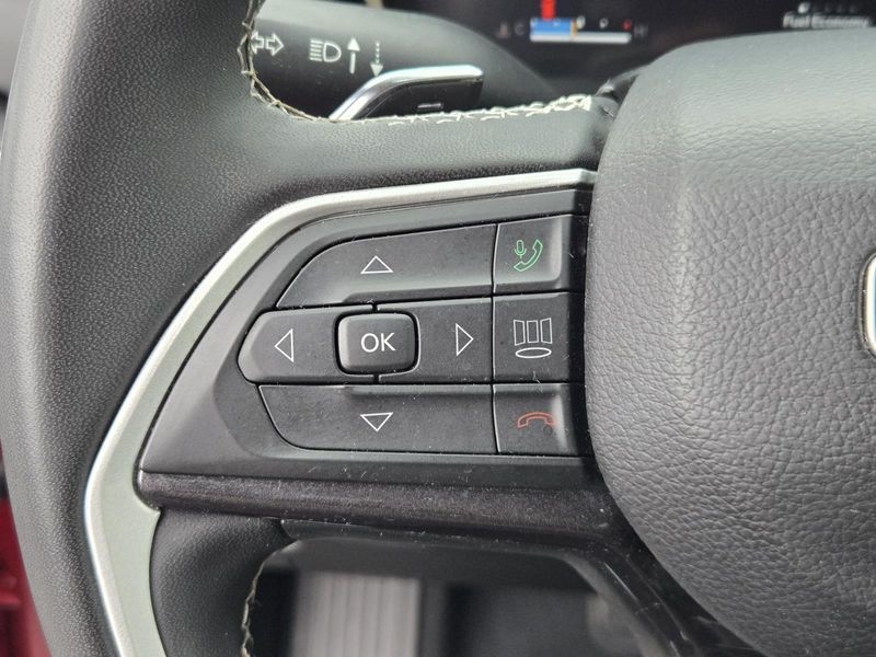 Used 2023 Jeep Grand Cherokee Laredo 4x2