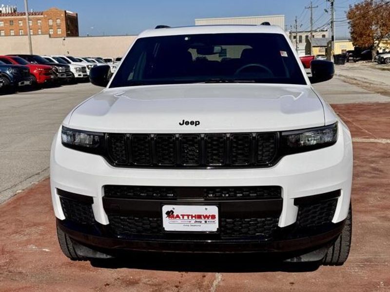 Used 2024 Jeep Grand Cherokee L Altitude XImage 2