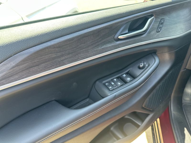 New 2025 Jeep Grand Cherokee L Limited 4x4Image 18