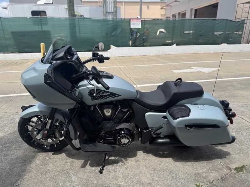 2025 Indian Motorcycle CHALLENGER DARK HORSE 112 RA WITH POWERBAND AUDIO PACKAGE FROST SILVER SMOKE Image 4