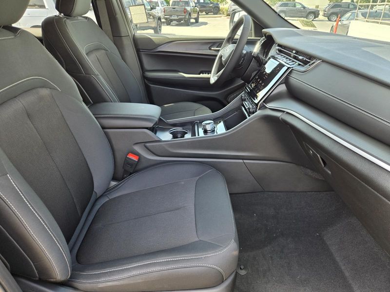 New 2026 Jeep Grand Cherokee Laredo 4x2