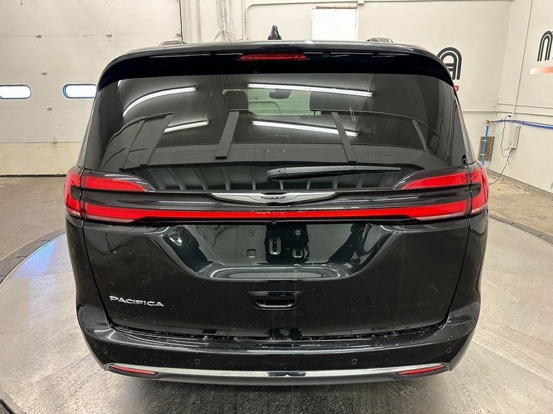 2022 Chrysler Pacifica Touring LImage 13