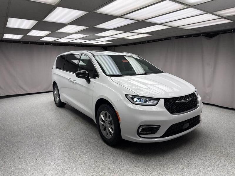 New 2026 Chrysler Pacifica Limited AwdImage 4