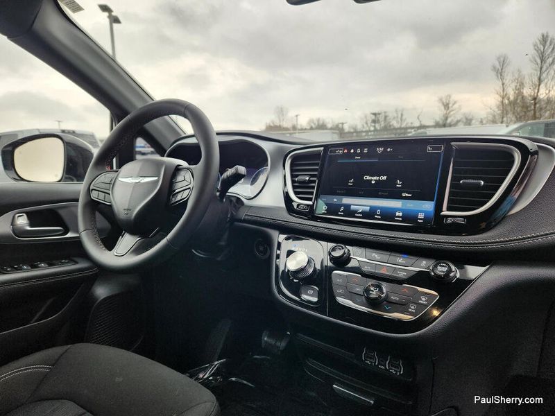 Used 2024 Chrysler Pacifica Touring