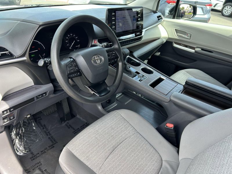 2023 Toyota Sienna LEImage 19