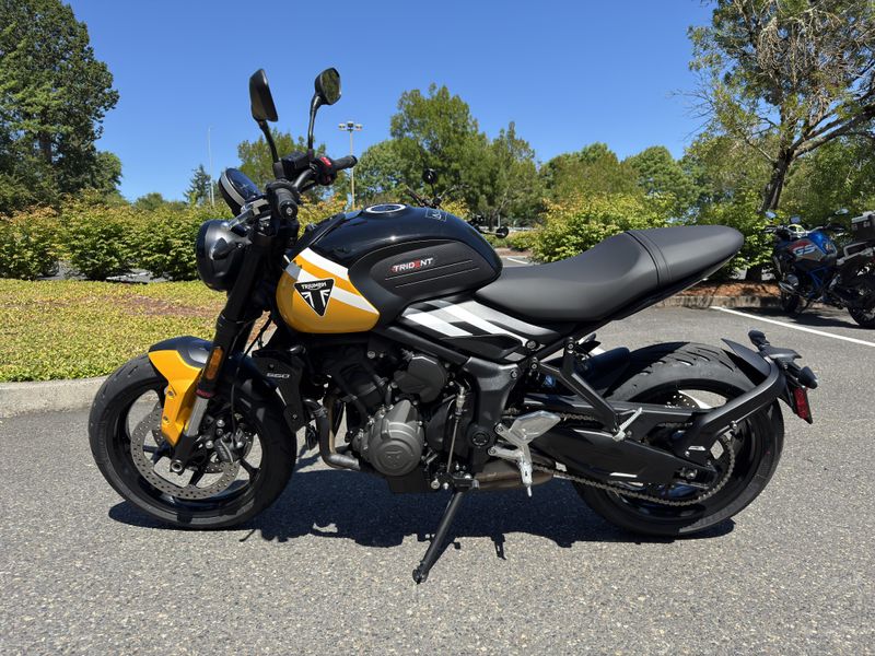 2025 Triumph Trident 660 - COSMIC YELLOW - SAPPHIRE BLACK 