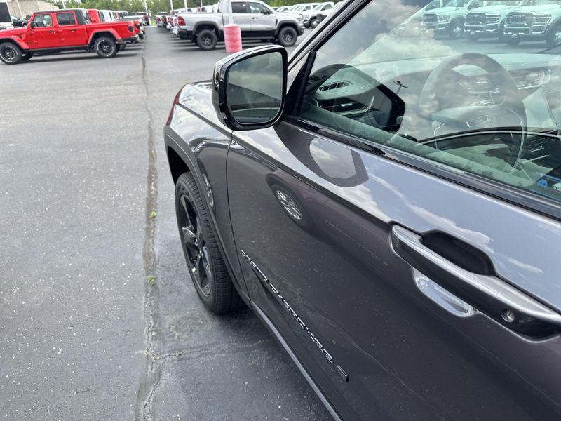 New 2025 Jeep Grand Cherokee L Limited 4x4Image 11