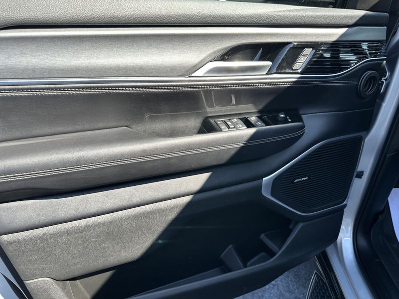 2023 Jeep Wagoneer Series CarbideImage 18