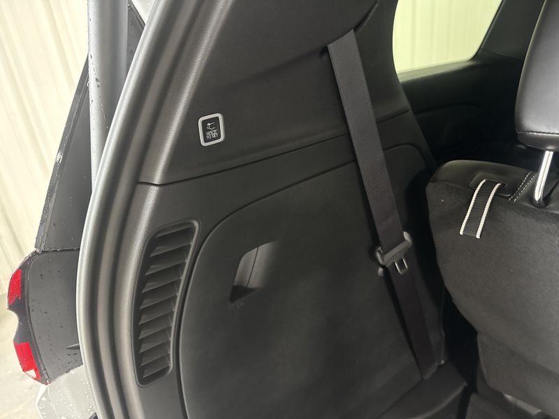 New 2027 Chrysler Pacifica SelectImage 6