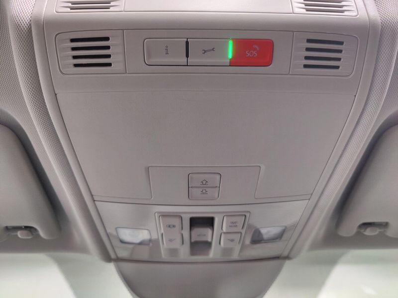 Used 2025 Volkswagen Taos SE AWD w/SunroofImage 24