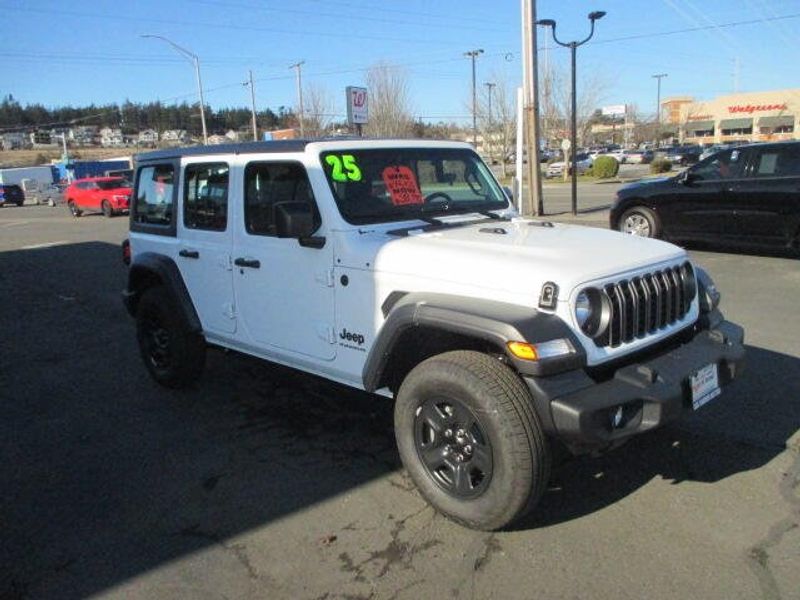 2025 Jeep Wrangler 4-door SaharaImage 5