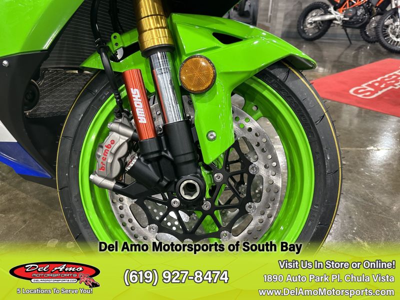 2024 Kawasaki ZX1002LRFBL-GN2  in a LIME GREEN/PEARL CRYSTAL WHITE/BLUE exterior color. Del Amo Motorsports of South Bay (619) 547-1937 delamomotorsports.com 