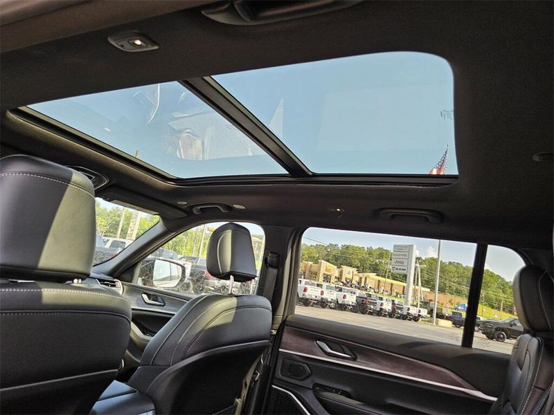 2025 Jeep Grand Cherokee L Limited 4x4Image 30